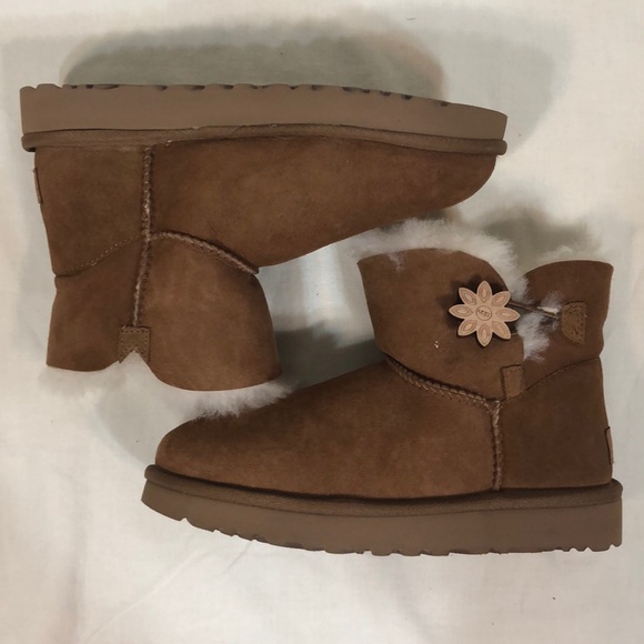 NIB UGG W Bailey Button II Flower Size: 6 & 7 - Picture 2 of 8